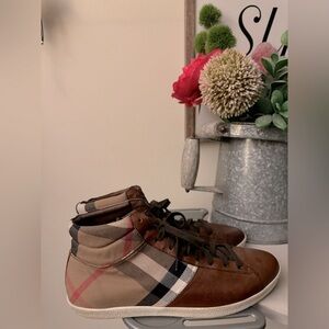 Burberry authentic leather/ cloth shoe.🤎